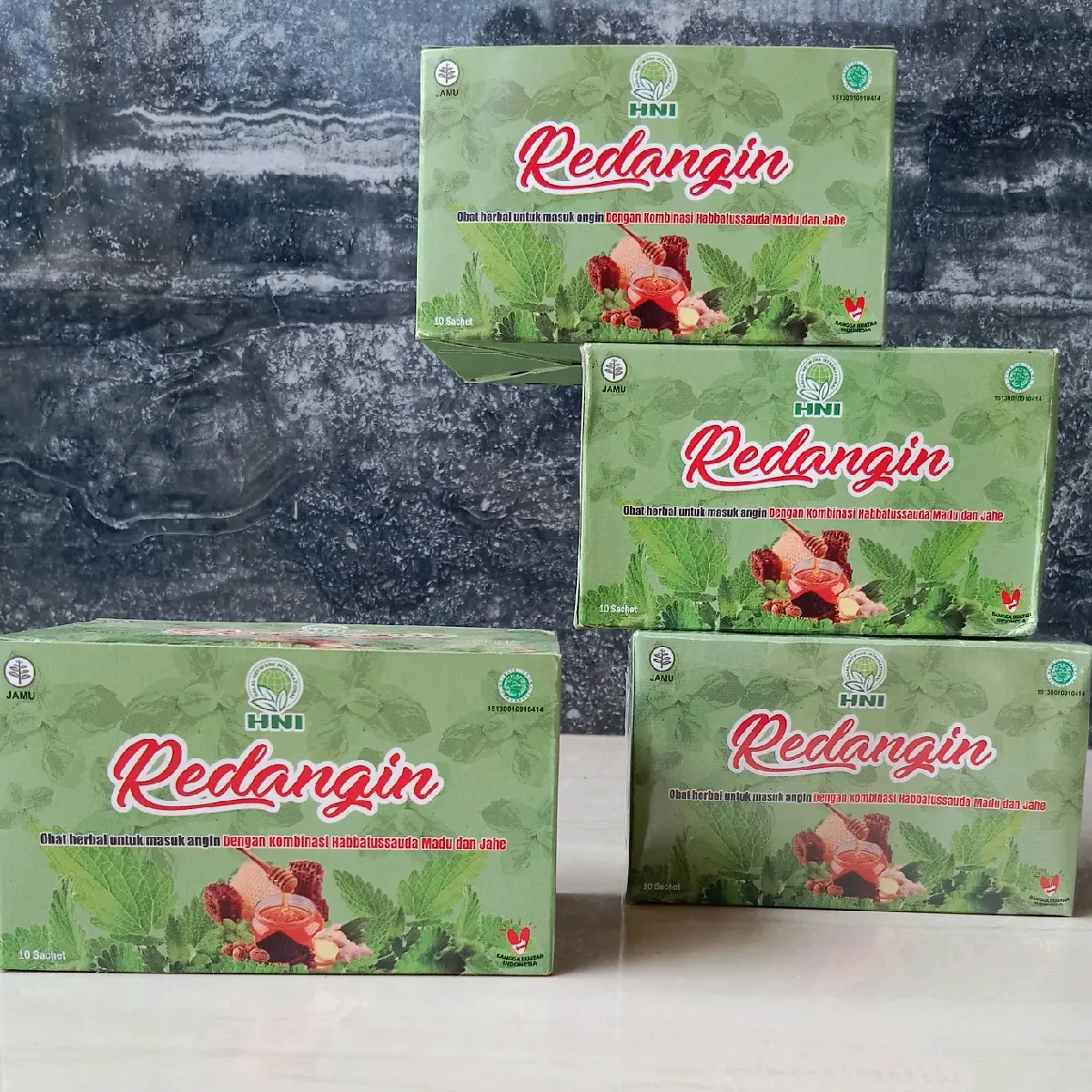 REDANGIN  Redangin plus Habatussauda adalah obat herbal yang membantu meredakan  gejala masuk angin dengan bahan baku herbal pilihan seperti, jahe  emprit, madu, cengkeh, cabe jawa, kayu manis dan biji habatussauda