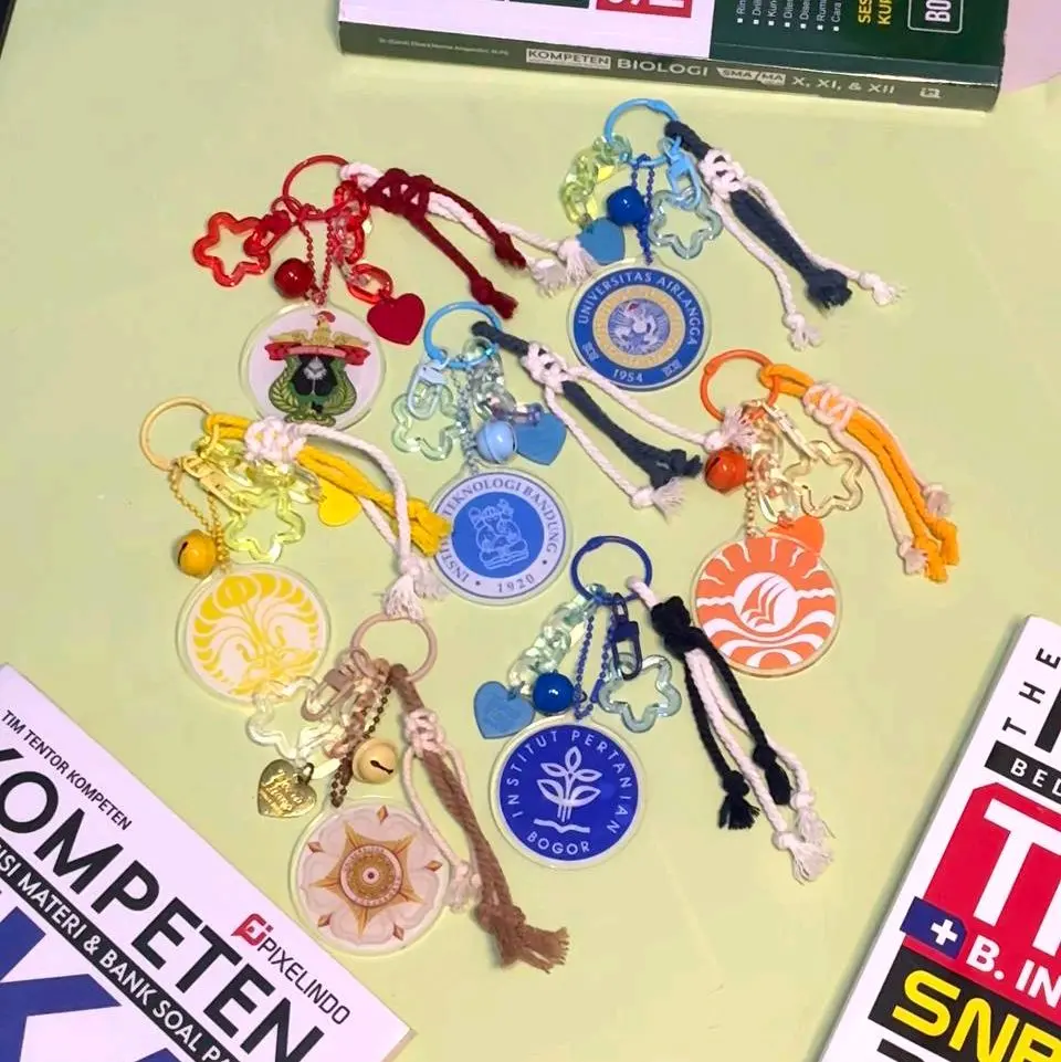 Bagcharm Universitas Estetik | Gantungan Kunci Akrilik Logo Kampus | Custom Keychain Akrilik Universitas Impian
