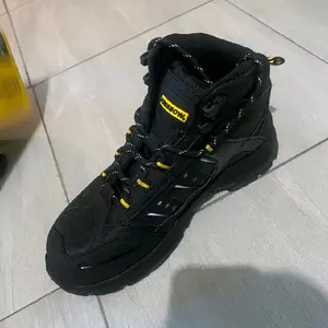 sepatu safety pekerja kontraktor