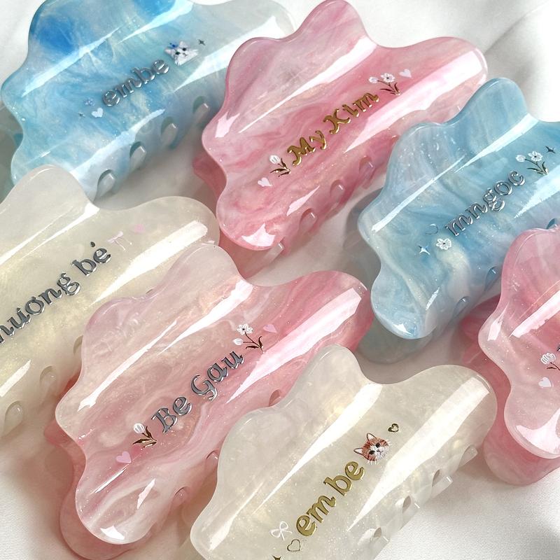 Kẹp Tóc Đám Mây 10.5cm Gắn Tên In Chìm Theo Yêu Cầu, Kẹp Mây Custom Tên Riêng 7 Màu Hồng Trắng Xanh Xà Cừ Galaxy, Chủ Đề Hoa Chó Mèo Thỏ Basic Cute, Quà Tặng Bạn Gái Người Yêu Đồng Nghiệp Nữ Sinh Nhật 20/10 PigMeGirl