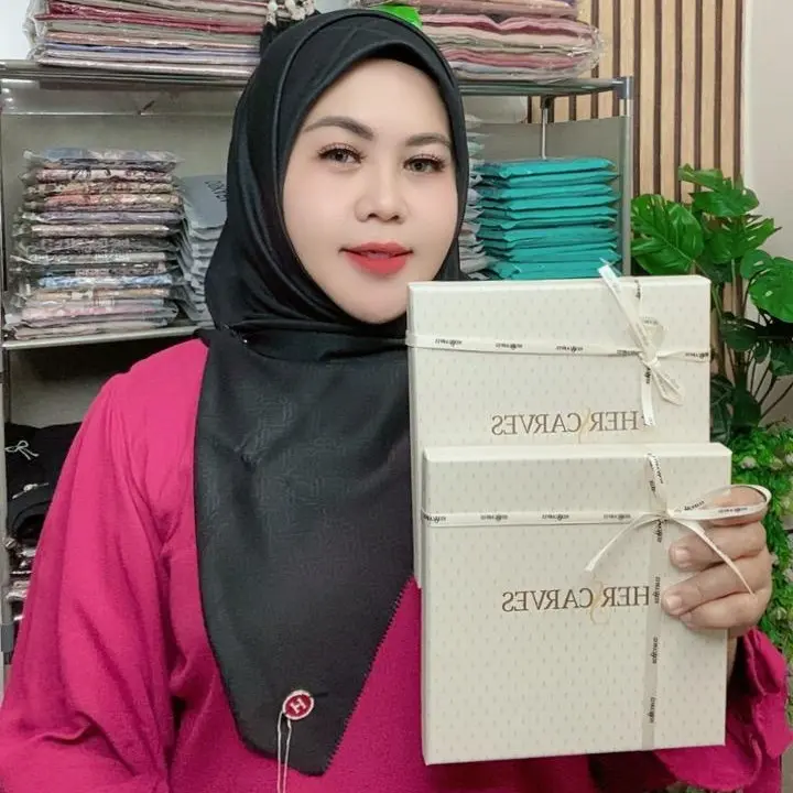 Paket Hemat Hijab Square Herscarves Classy Embos LOGO dengan Kemasan Box Eksklusif - Muslim Kerudung Segi Empat Voal Hitam Syari