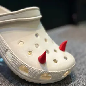 Jibbitz Motif Tanduk Merah 2 pcs untuk hiasan sandal bapau baim Pria dan wanita