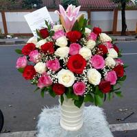 Gambar Table Flower Lily Mawar Rangkaian Bunga Meja Mawar Bunga meja Cantik Bunga Fresh dari Gaby Bella Florist Kota Administrasi Jakarta Selatan 4 Tokopedia