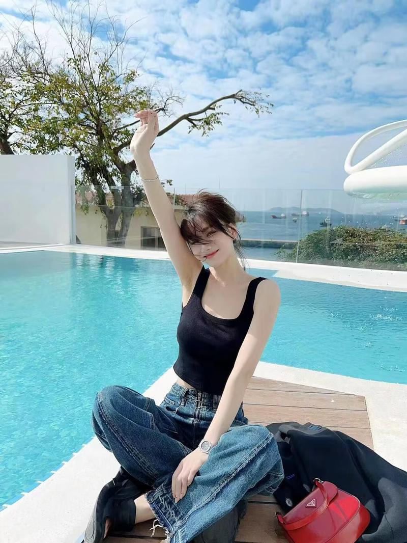 Product Introduction of Kaka women's underwear fixed coasters anti-glare commuter outwear camisole undershirt summer U-shaped back tops 5
