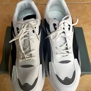 [INSTAN] Cani "Free Box" (Size 39 - 45) Pionyx Sepatu Pria Sneakers Sport Fashion Kasual Import - Sepatu Hitam Polos M8117