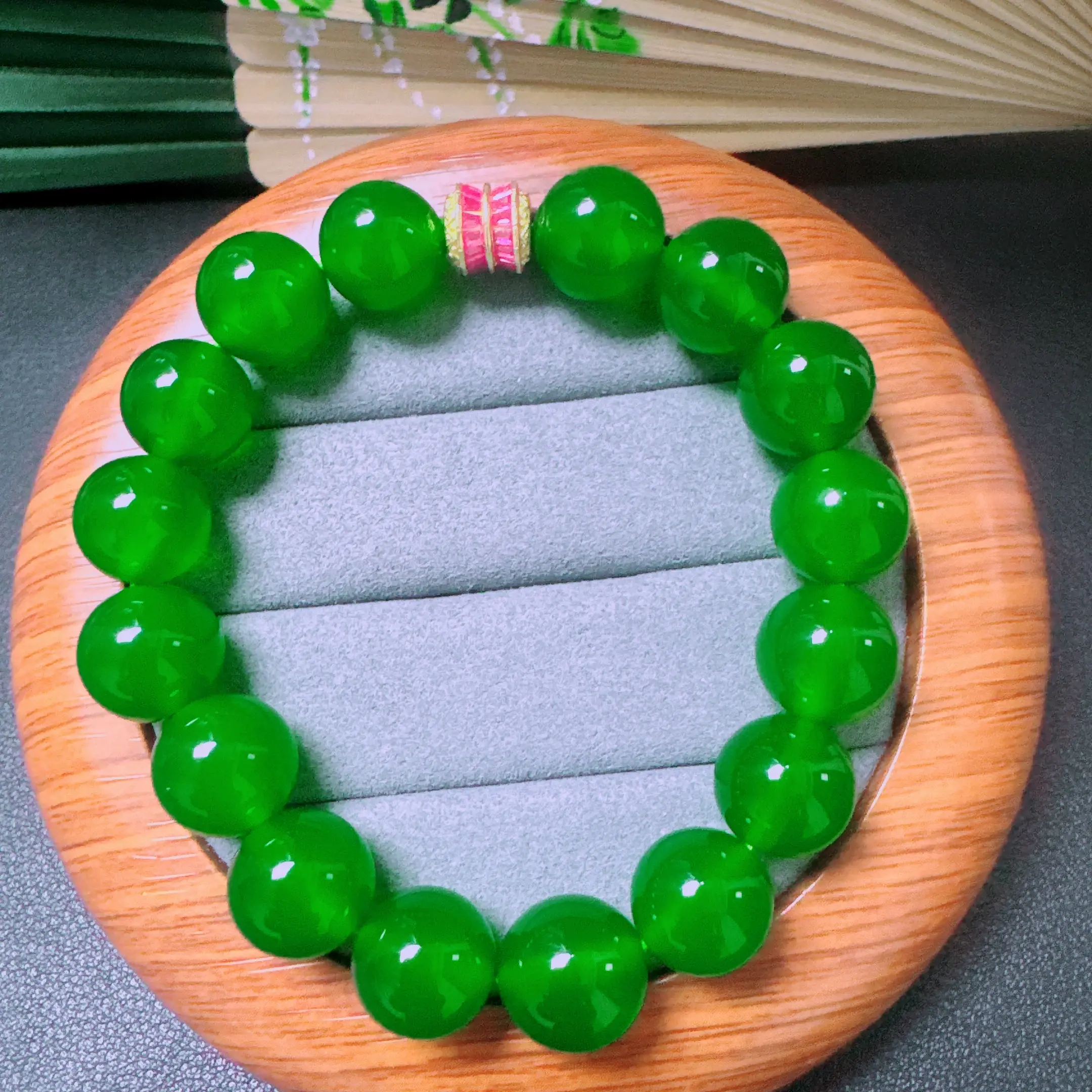 Natural jade, high ice, full green, emerald color, spicy color, 12mm card, high quality, agate jadeite, bracele