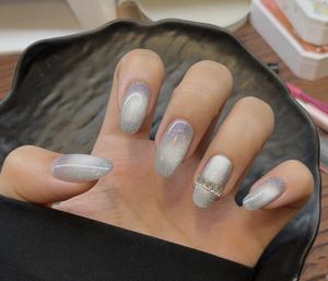 Premium feel ice translucent silver‑gray cat‑eye press‑on nails with diamond accents. Handmade custom design featuring an ice‑translucent jelly texture plus fine cat‑eye glitter and exquisite diamond setting—cool yet luxurious.
