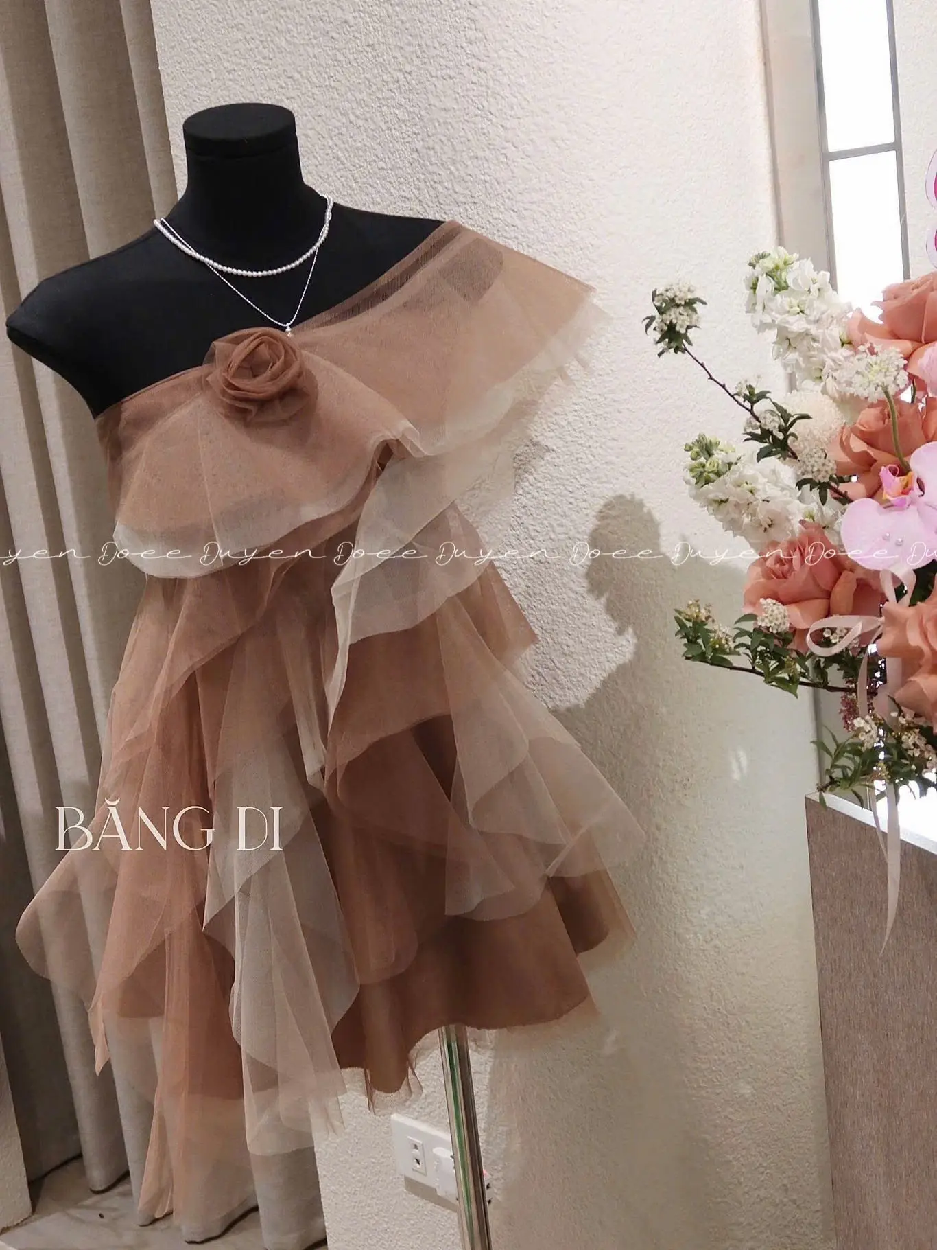 SOOCHAN - Váy tơ lệch vai nhiều tầng, đính hoa ở ngực thiết kế cao cấp, phong cách Hàn Quốc Nữ Women Dress