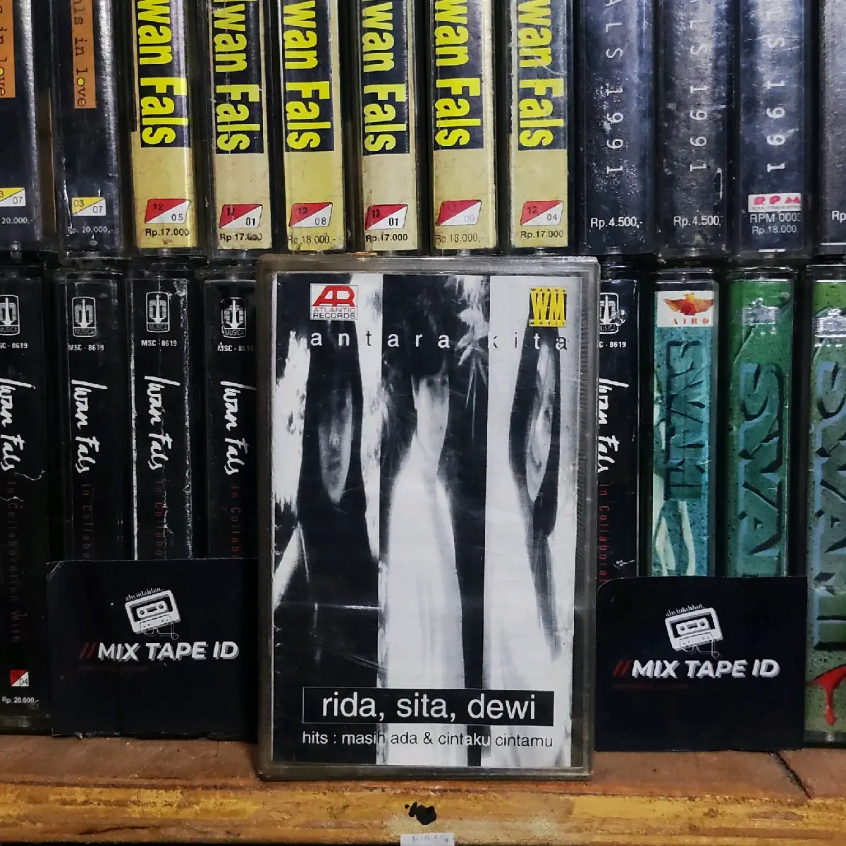 Kaset Pita - Rida Sita Dewi - Antara Kita - Radio Tape - Kaset - Radio - Pemutar Kaset - Retro - Classic - Nostalgia - Musik - Pop Indonesia