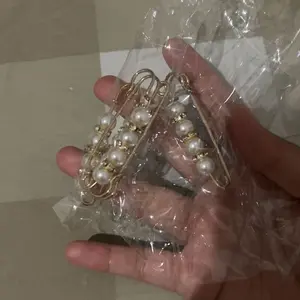 Bros Peniti Mutiara Elegan dengan Desain Duplikasi Putih dan Hitam