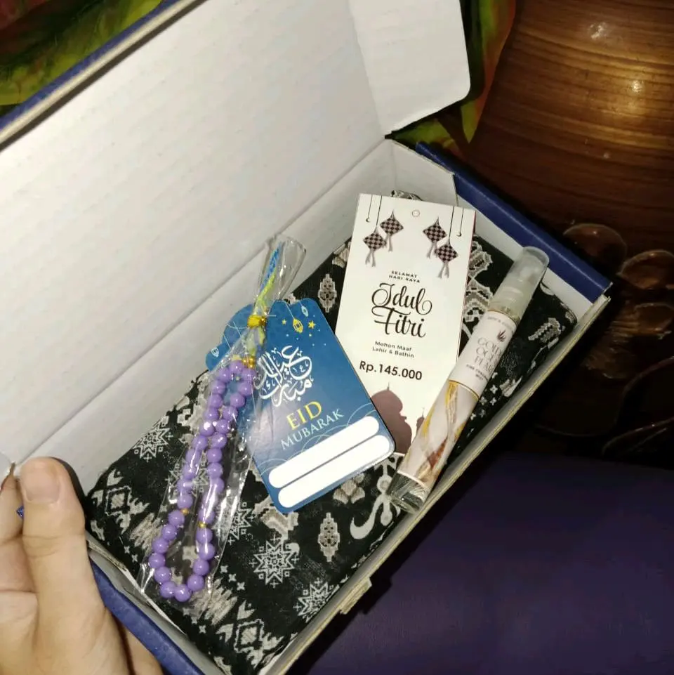 HAMPERS LEBARAN HIJAB SEGIEMPAT 4IN1