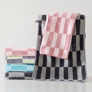 ชุดผ้าขนหนูลายตาราง 3 ชิ้น ทำจากวัสดุขนแกะปะการัง ผ้าขนหนูทอนุ่มและดูดซับ แห้งเร็ว เหมาะสำหรับผู้ใหญ่ เหมาะสำหรับห้องน้ำ ยิม โยคะ สระว่ายน้ำ รวมผ้าพันคอสี่เหลี่ยม 1 ผืน และผ้าขนหนู 1 ผืน รวมผ้าขนหนูอาบน้ำ 1 ผืน