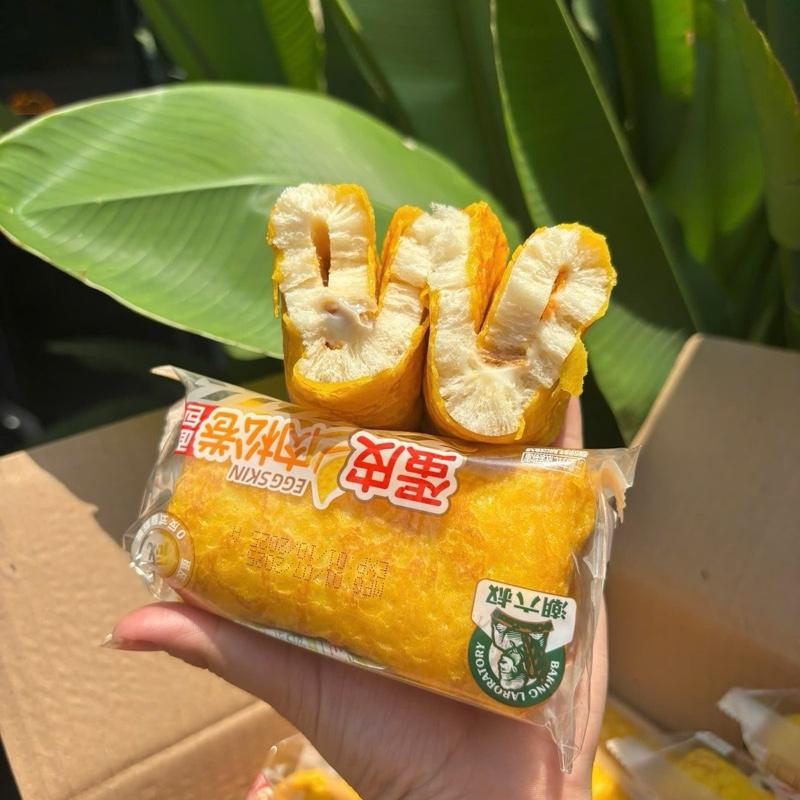 Thung 2 kg Bánh trứng cuộn siêu hot tóp tóp được chị Hằng Du Mục khen tấm tắc trên phiên live. Em ăn thử rồi ngon thiệt nhe mấy chế BÁNH DA TRỨNG CUỘN KEM CHÀ BÔNG Mẫu bánh thương hiệu Calleton ngon nhất hơn hẳn các hiệu khác Bánh - Thùng 2k