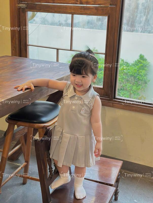 E74 Tiny Winy - Váy polo dáng suông chân xếp ly màu xám đính thỏ trắng cho bé gái