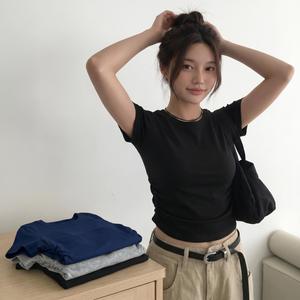 レディース向け 3枚セット ミリミニストカジュアル 半袖Tシャツ。サイドプリーツでフィット感のある仕上がり、通学シーズンにも最適。ベーシックなTシャツスタイル。