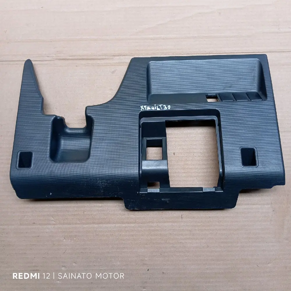 Cover panel tutup dashboard dasbor sopir bawah stir Nissan Xtrail X-Trail T30 copotan