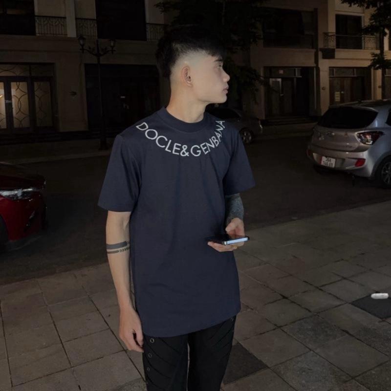 Áo Phông Hoạ Tiết Thêu Chữ Quanh Cổ, Mặt Sauu Thêu Logoo Kim Loại, Chất Cotton