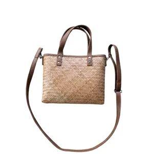Tas Bamban Selembang Klasik Natural dengan Tali Bahu dan Pegangan Tangan untuk Gaya Santai Anda
