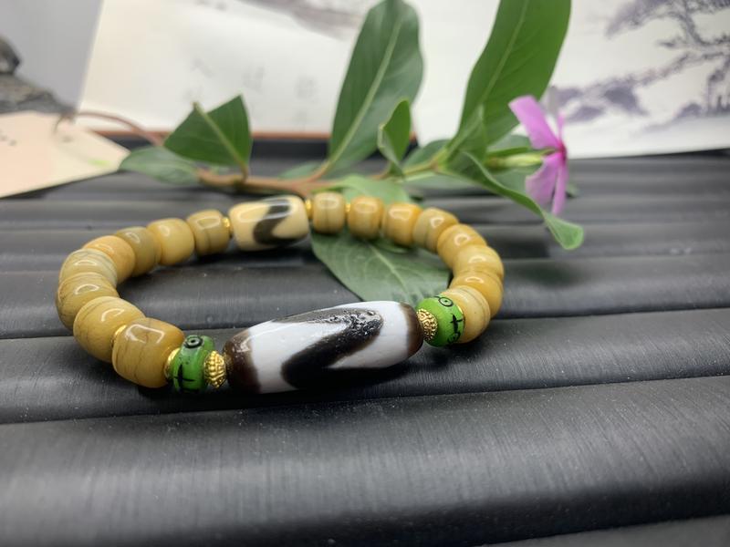 Product Introduction of Fashionable jewelry, Tibetan Dzi beads. Blessings and empowerment from the snowy plateau.11588 They have been empowered and blessed in the temple. 6