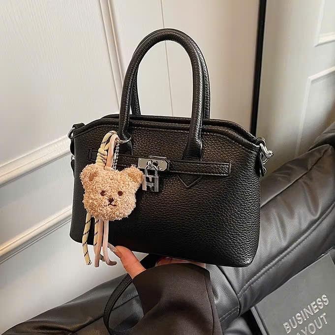 Túi Xách Cầm Tay Đeo Chéo Kèm Móc Khóa Gấu Bông ( Mã 064L )