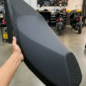 PROMO Kulit Jok Sarung Jok Karbon HEXAGON Model Jahitan Tengah Bahan Copy MBtech Terbaru Untuk Vario Beat Mio Scoopy PCX Nmax Aerox Supra x Universal dll Motif Hexagon Karbon Terbaru Stylish Modern Motorcycle pakai streples