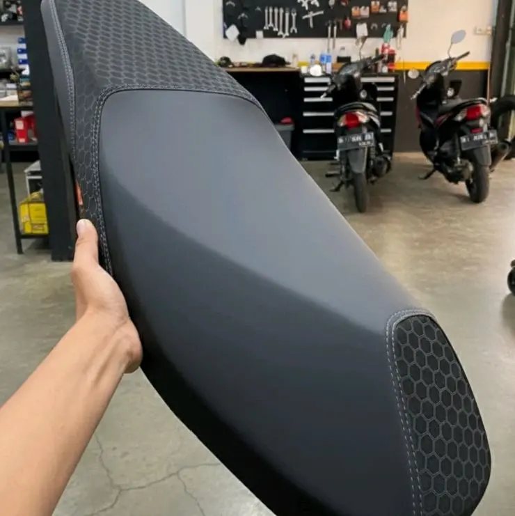 PROMO Kulit Jok Sarung Jok Karbon HEXAGON Model Jahitan Tengah Bahan Copy MBtech Terbaru Untuk Vario Beat Mio Scoopy PCX Nmax Aerox Supra x Universal dll Motif Hexagon Karbon Terbaru Stylish Modern Motorcycle pakai streples