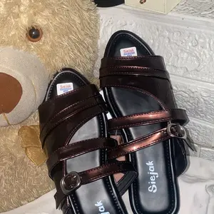 Sandal Slip On Flat Mules Wanita Terbaru Kekinian Sendal Cewek Selop Karet Shoes Hitam