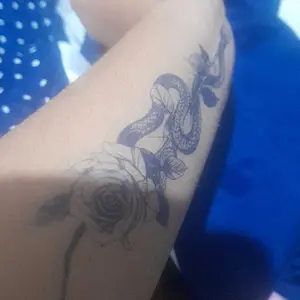 Zoartattoo M-023 stiker tato sementara  【Ular mawar】Tahan lama Tattoo menempel dekorasi seni untuk pria dan wanita