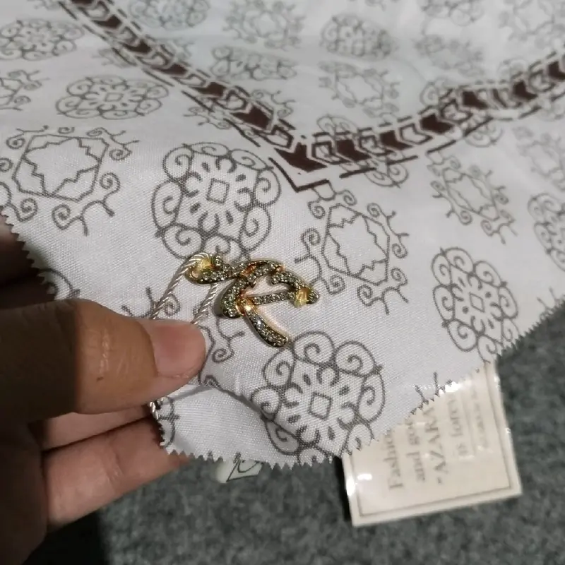 Hijab Segiempat Motif Azara Sultan Kemasan Pouch Ukuran Standar Bahan Voal Premium Logo manik manik mewah 1