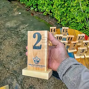 nomor meja berbahan kayu jati belanda