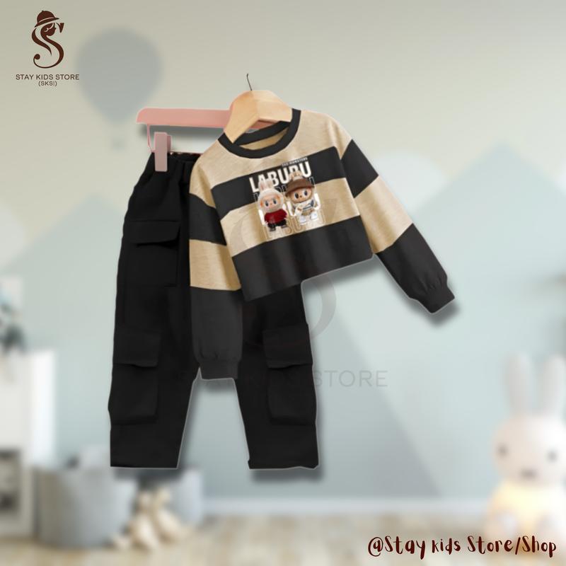 Baju Labubu Anak Perempuan 3-12 Tahun Viral 2025, Kaos oblong salur Bahan BabyTerry, Nyaman dan Gaya untuk Aktivitas Sehari-hari | Stelan baju anak viral | Pakaian anak lucu motif bergaris kekinian | Fashion anak trendy | Otfit labubu celana cargo modis 1
