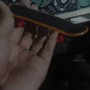 mainan skateboard finger / miniatur skateboard mini bisa di mainkan