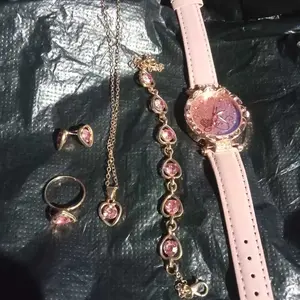 Set gelang, kalung, cincin, dan anting-anting jam tangan kuarsa mewah wanita bergaya Jepang dan Korea dengan dial bertabur berlian dan tali kulit PU.