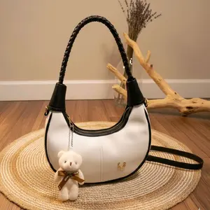 Nadira Tas Selempang Wanita Kekinian (FREE GANTUNGAN)- Tas Wanita Modern dengan Tali Panjang & Asesoris Gold Tebal Kapasitas Besar Cocok untuk Berbagai Aktivitas Sehari-hari