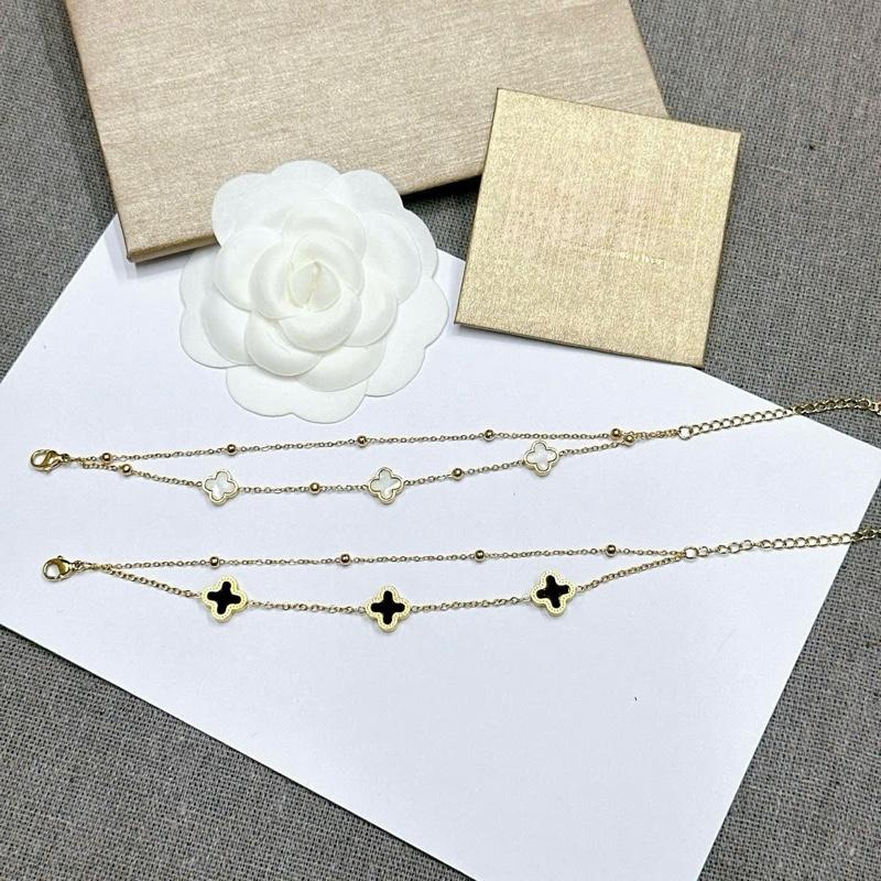 Lắc chân cỏ 4 lá đính hạt titan không han gỉ