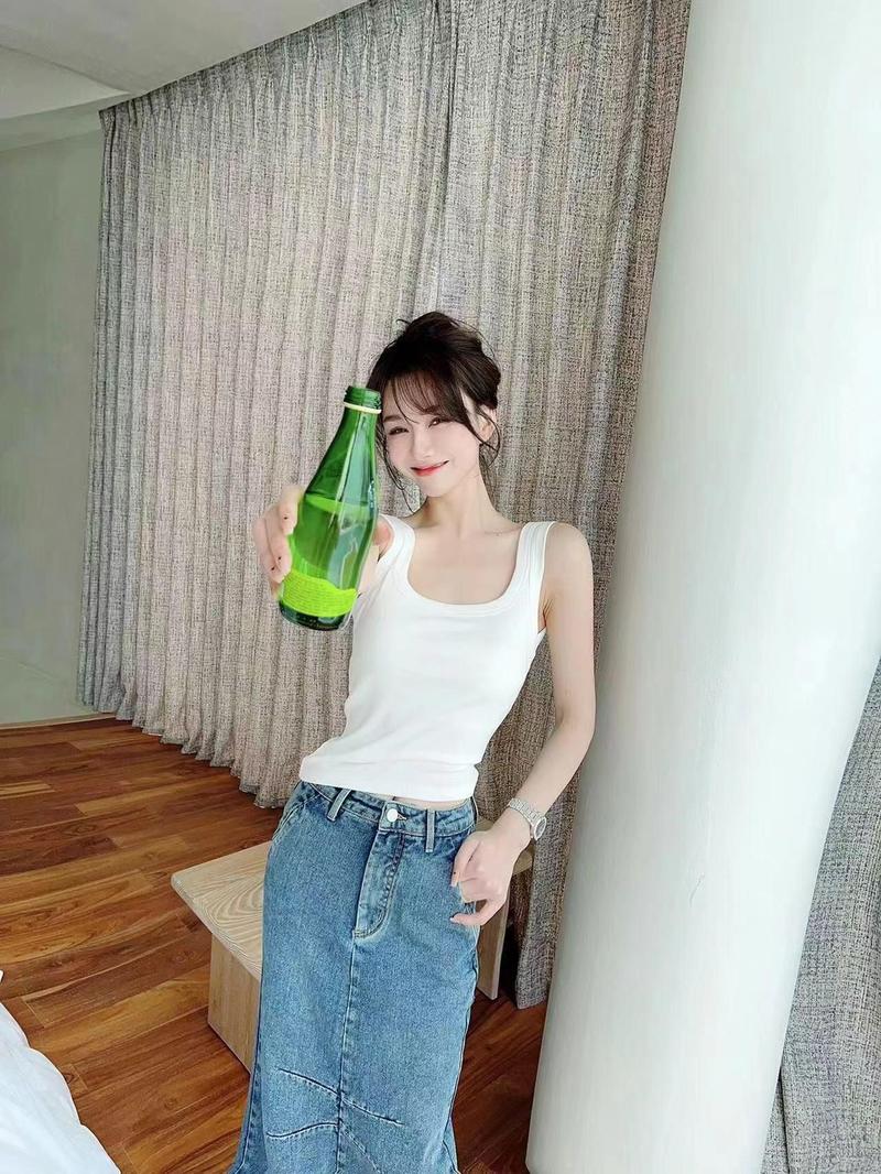 Product Introduction of Kaka women's underwear fixed coasters anti-glare commuter outwear camisole undershirt summer U-shaped back tops 4
