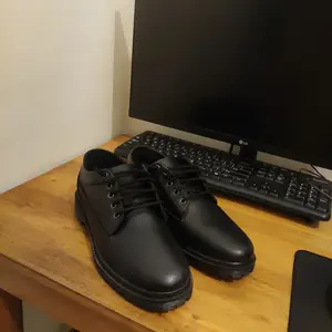 MJC Indonesia - URBAN Sepatu Pantofel Pria Hitam Perkantoran Shoes Formal Casual Kulit PU Anti Selip Ringan untuk Sekolah & Kerja Black