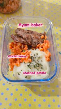 Product Review of Lunch Box Kotak Tempat Penyimpanan Makan Bahan Kaca Microwave Oven Safe Bersekat Kitchenware from M**3 0