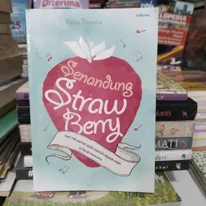 buku novel senandung Strawberry. pengarang Delisa novarina.