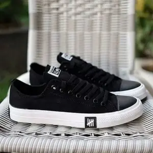 Sepatu Sekolah Hitam Putih New Convers Chuck Petir Premium, Sepatu Pria & Wanita Kerja Sekolah Terbaru Low High Quality