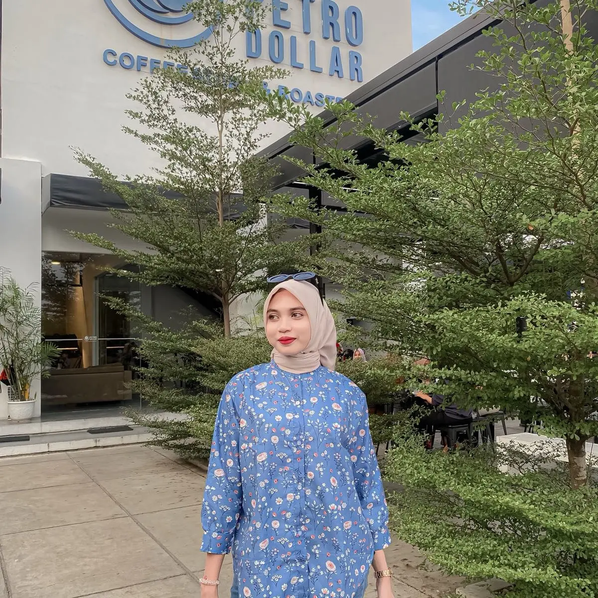 Kemeja Zanica  bunga-bunga biru