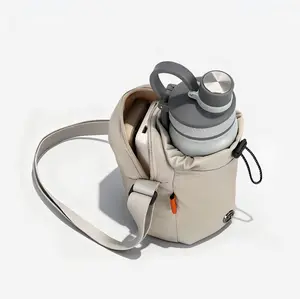 Tas minum olahraga luar ruangan anti air tas ponsel portabel untuk kegiatan santai sehari-hari tas selempang nilon bergaya tas bahu kasual untuk pria dan wanita tas minum olahraga dengan penutup karet dapat menampung botol minum 1000 ml