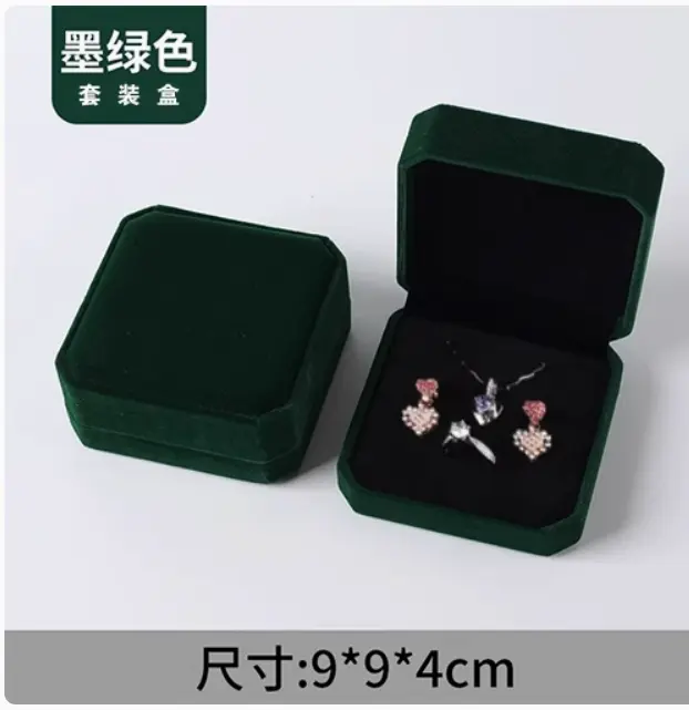 Bộ trang sức, thiết kế tinh tế, bao gồm Nhẫn satin, hoa tai và vòng cổ, được đóng gói trong hộp quà