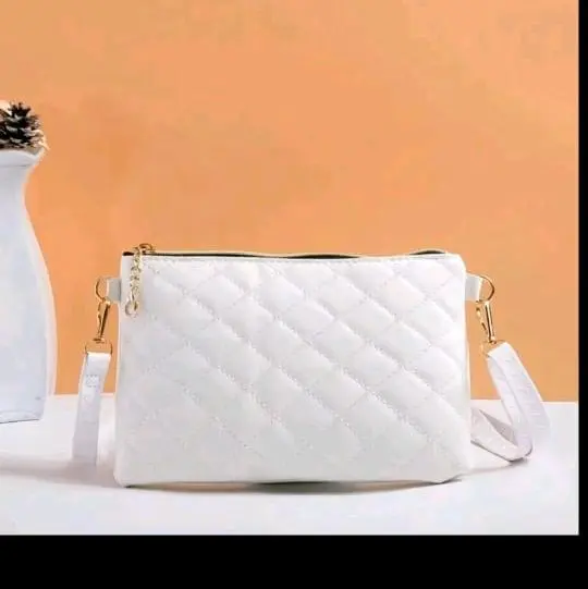 Tas Selempang Putih dengan Desain Quilted dan Tali Bahu yang Nyaman ...