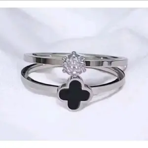 Set Cincin isi 2 pcs Titanium Motif Bunga Hitam Polos Dan Permata Gold 24k Anti Karat Rings