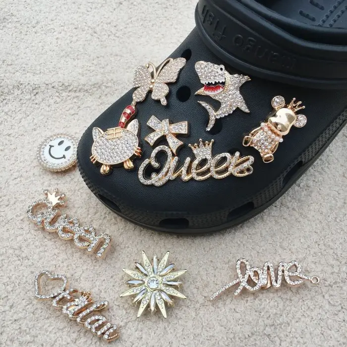 610 Pin Sandal Bros Shark Queen Hiasan Sendal Sepatu Lubang Flat Charm Terbaru