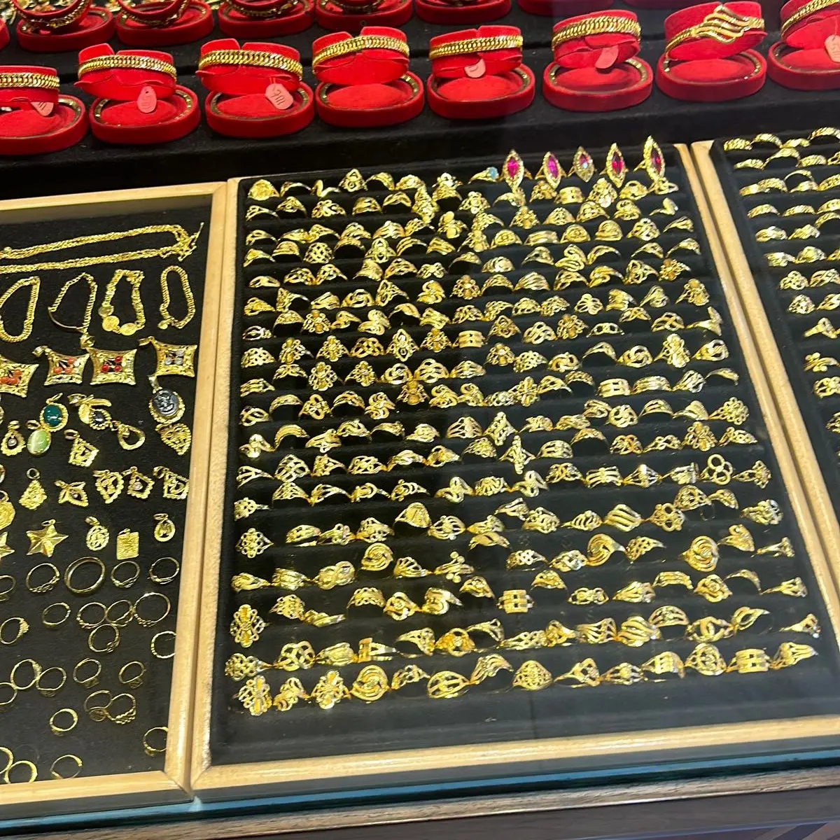 Perhiasan emas mulai dari kalung ,anting dan cincin