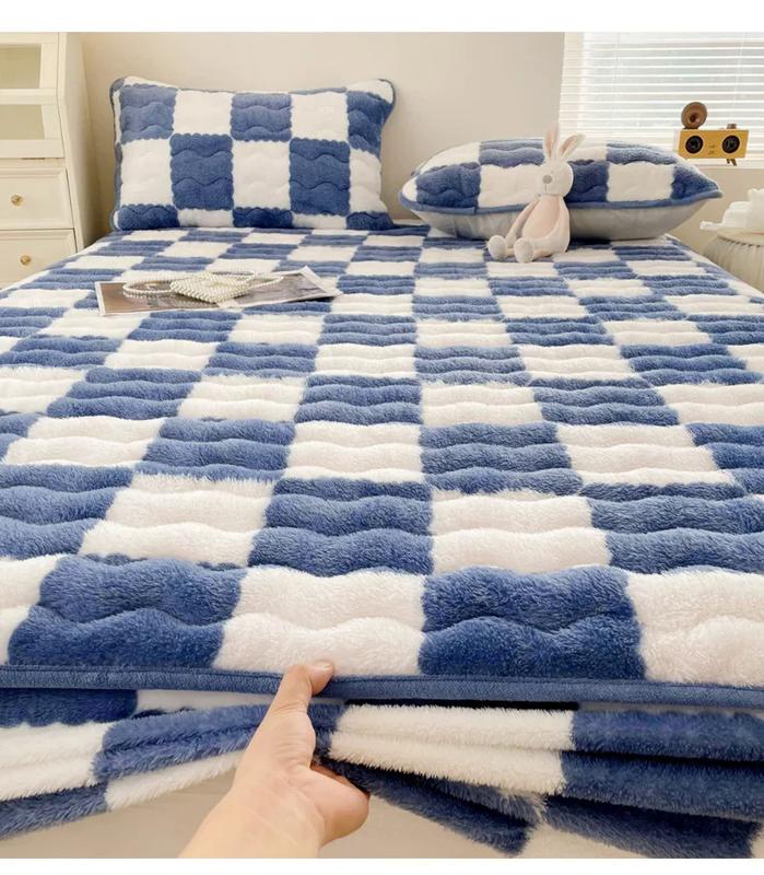 Product Introduction of Soft Warm Plush Mattress Protector Cover Winter Couple 2 People Black White Plaid Elastic Fitted Sheet Bed Protection Pad 9