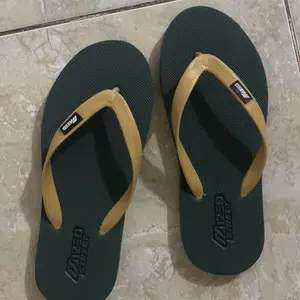 MIZEO Sendal Jepit Street Santai Cowok Cewek Trendy Distro Karet Anti Putus Upper Tebal Insole Spon Size 38-43