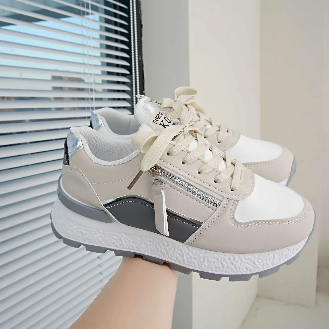 Sepatu Olahraga Wanita SneakersKasual Terbaru Korean Style Sol Karet EmpukAnti Slip Shoes Casual Sport Kulit Sintetis 4-5 cmHak Cewek